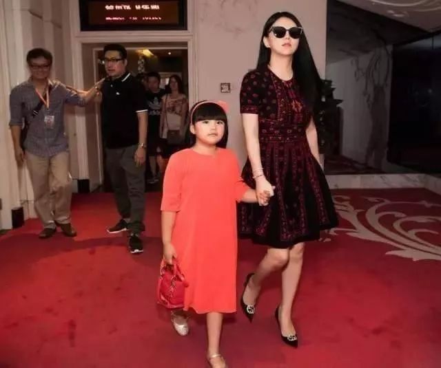 女儿穷养还是富养？李湘这个人民币玩家，显得小S好寒酸！