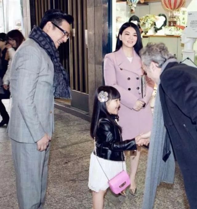 女儿穷养还是富养？李湘这个人民币玩家，显得小S好寒酸！