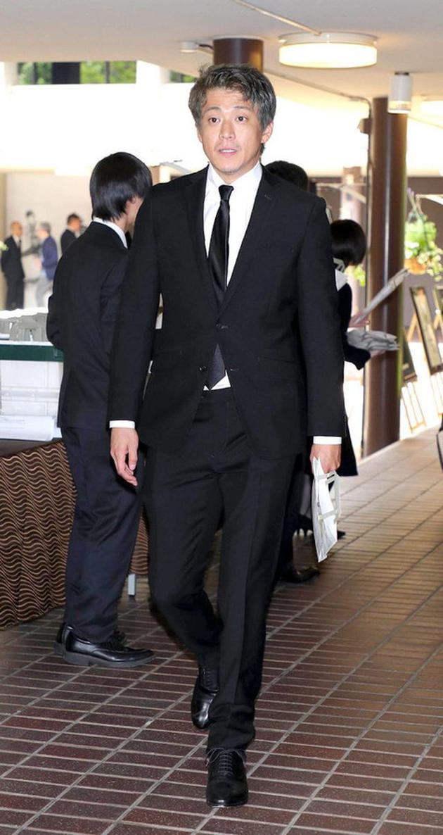 36岁小栗旬出席加藤一彦追思会 头发斑白显憔悴