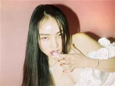 她非红不可！艳压范冰冰，和三个丈夫共处一室，够狠…
