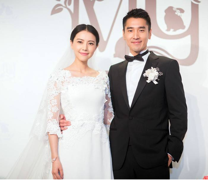 高圆圆赵又廷女儿即将举行满月宴 英文名叫Rhea