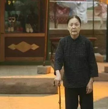82岁TVB御用妈妈晚景凄凉，跌倒十小时无人救，儿女不闻不问