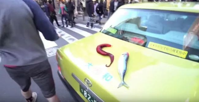 男网红拍视频舌吻妹妹和亲妈，太变态了，简直震碎三观！