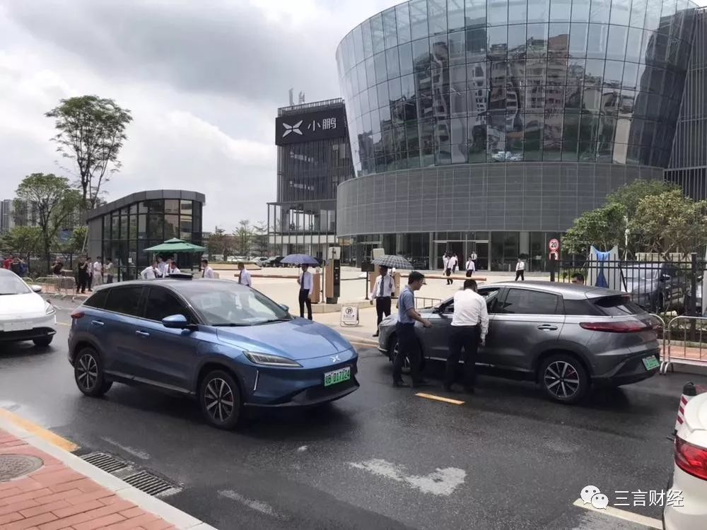 【视频】小鹏车主总部维权：称其欺诈销售 要求退车