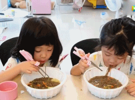 网红表情包男孩女孩们才几岁啊，咋这么油腻了？！