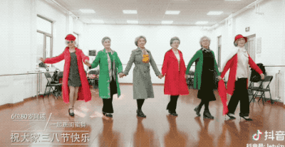 60+时髦奶奶刷爆朋友圈：美丽的人生从来与年龄无关！