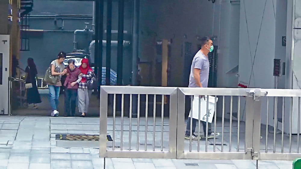 郭蔼明十指紧扣扶着婆婆去看病 孝子刘青云次次都陪同