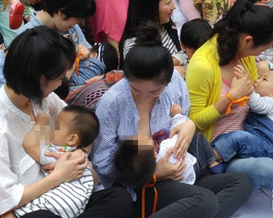 ... 名福州母乳妈妈于三坊七巷举行第三届“哺乳快闪