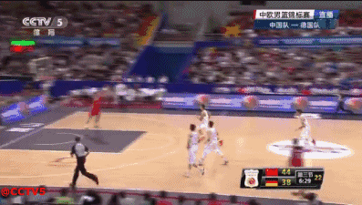 追身血帽后送挂筐暴扣!阿联就是男篮的追梦格林