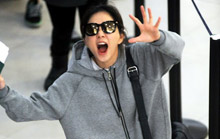 在机场，Ella这样逗粉丝开心