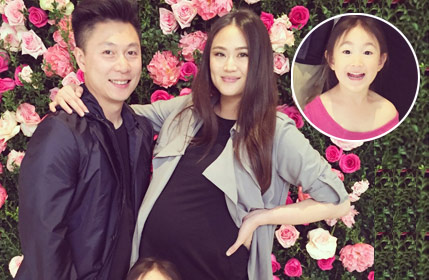 李小鹏“一家四口”合影 奥莉呆萌可爱  