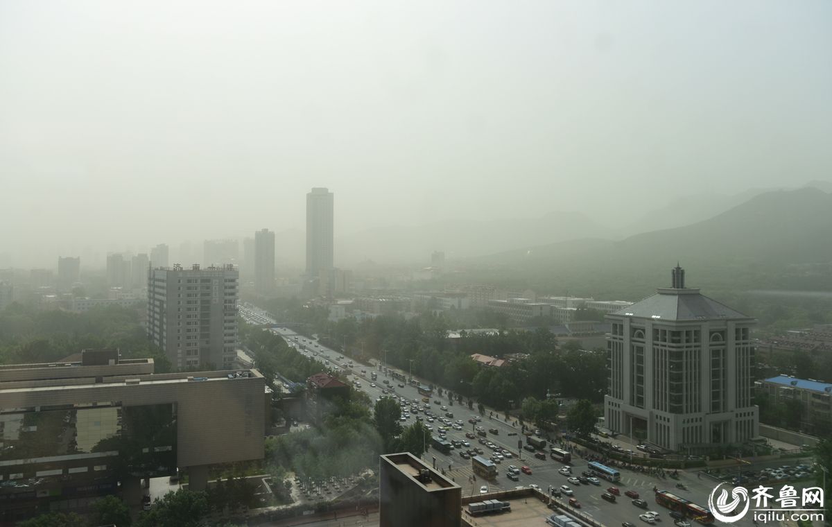 济南遭遇大风扬尘天气 AQI指数爆表高达500_