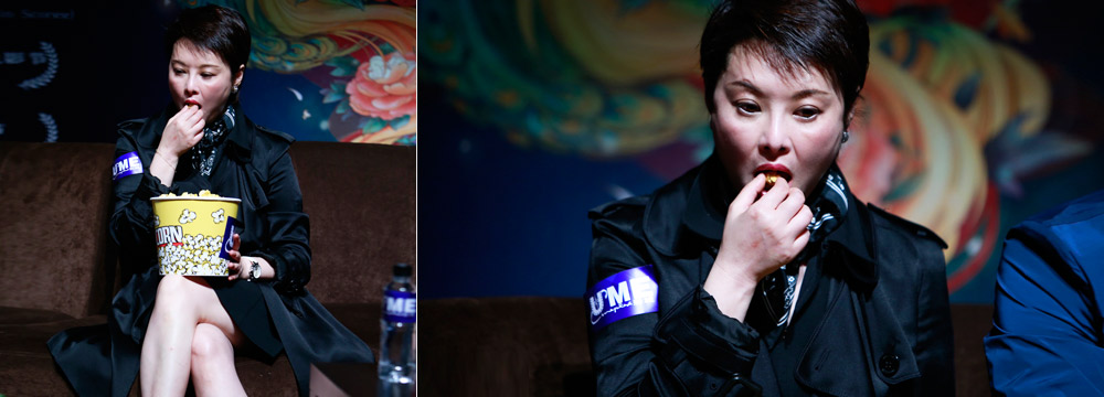 不拘小节……袁立重庆宣传新片 台上忙吃爆米花