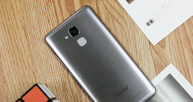 荣耀畅玩5C：金属机身+麒麟650