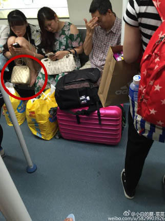 网曝深圳地铁1号线女子只穿文胸内裤(组图)