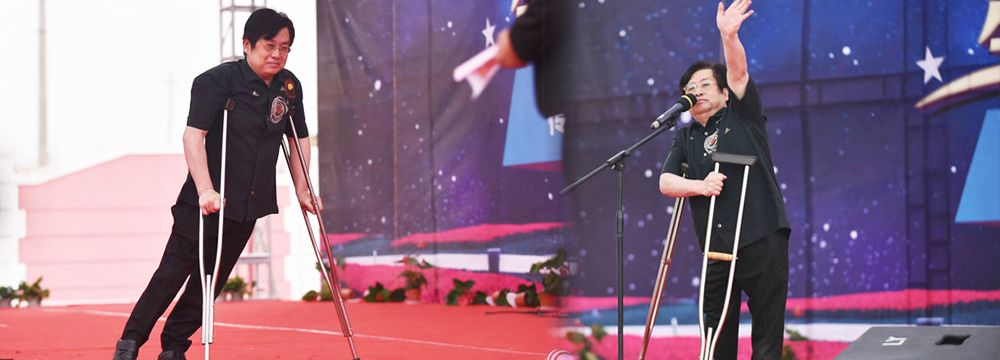 《星星点灯》原唱歌手郑智化 55岁拄双拐登台献唱