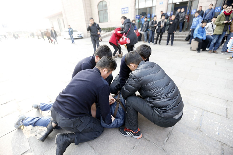 30年警龄老刑警: 雷洋 死因很可能是执法过度_凤