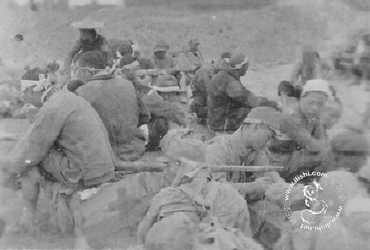 日军与汉奸围剿国军游击队。