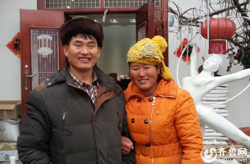 大衣哥朱之文现身活动 与人合影坐姿惬意