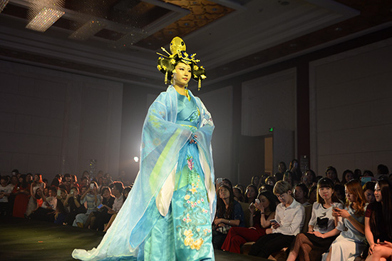 穿越造型秀在津上演 吸引社会各界化妆美业精