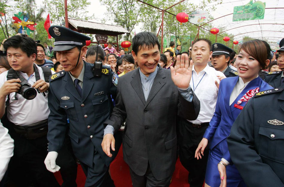 大衣哥朱之文现身活动 与人合影坐姿惬意