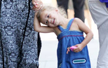 歪头杀！F1总裁千金卖萌不停