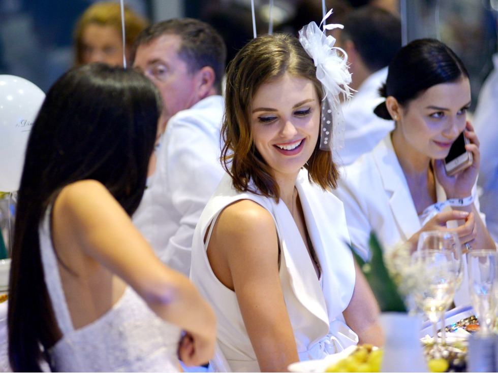 中外美女斗艳上海白色晚宴_凤凰财经频道