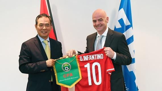 蔡振华会见FIFA主席赠国足球衣 共商中国足球