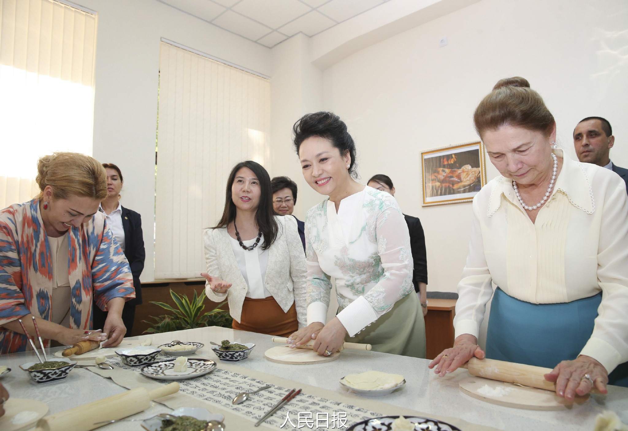 彭丽媛参观塔什干孔子学院 为学生示范包饺子(图)