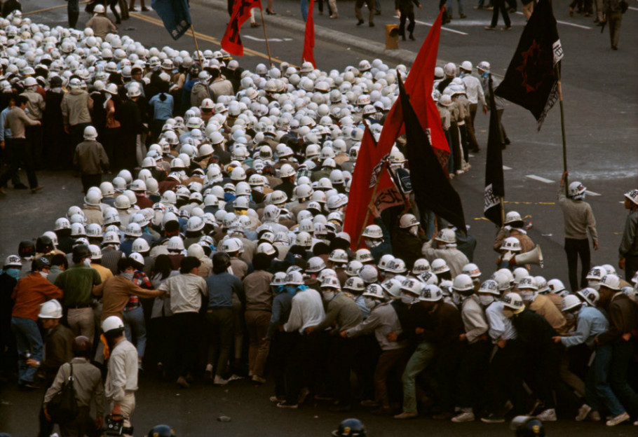 成田机场问题是日本一个关于成田国际机场兴建时发生的社会问题。1978年修建的成田国际机场，早在1962年就已经决定。但是在选址问题、当地农民反对，以及技术问题而一直没有修建。