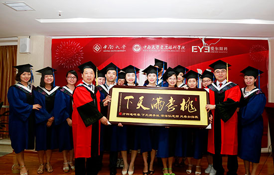 人文教育  唐仕波教授(右),郭海科教授(左)与毕业学生合影 导师杨智宽
