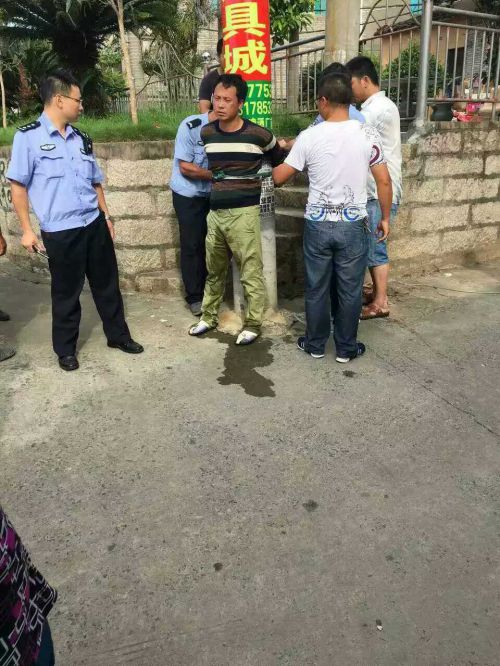 福建：男子当街抢孩子 被村民绑电线杆后吓尿了(图)