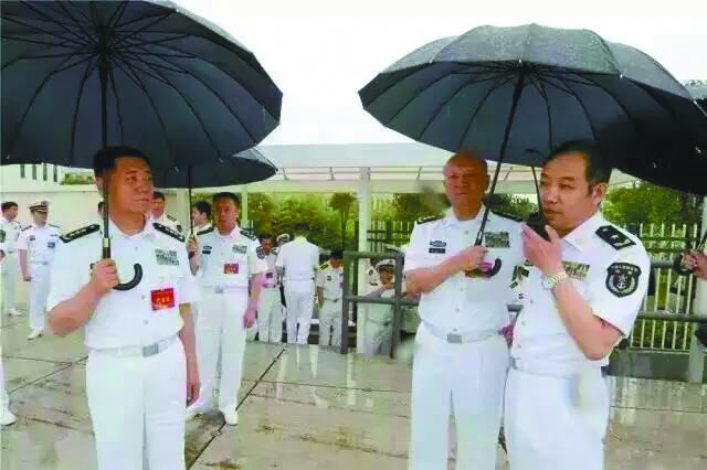 海军司令给这个专家打伞，还在认真的听他解说啥(图)