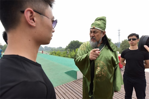 关二爷穿越 打飞的代言手游《三国群英传》