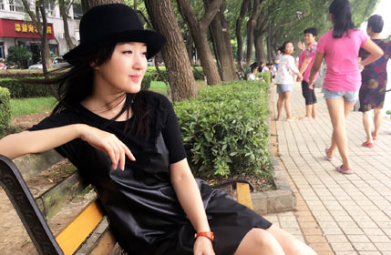 杨钰莹赣江边上看风景 甜美惬意