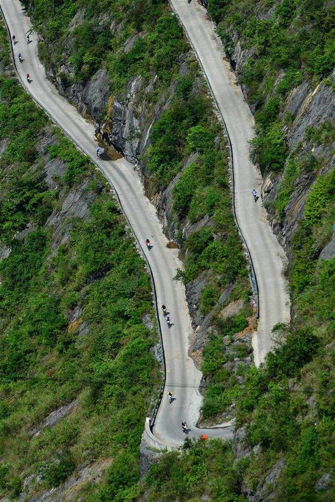 7月17日，航拍山地自行车参赛选手骑行在恩施新塘乡的“壁挂公路”上。