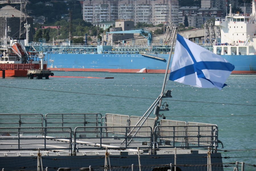 7月24日，新罗西斯克，俄罗斯海军“格里戈洛维奇海军上将”号护卫舰和“米哈伊尔·库图佐夫”巡洋舰在港内停泊。27日，中国海军军舰将抵达这里，参加“海洋杯2016”军事比赛。