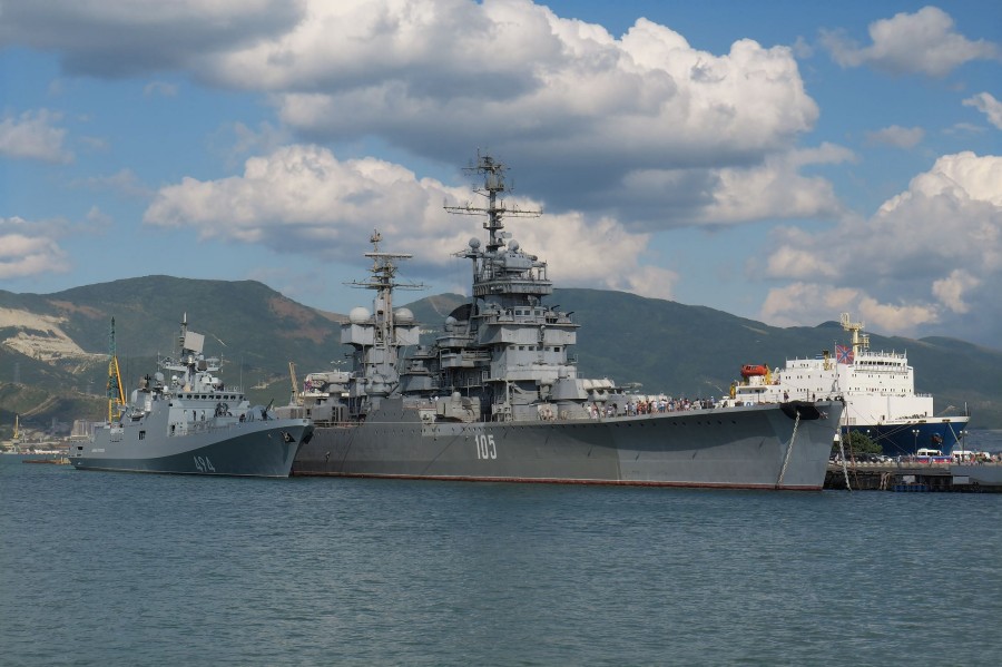 7月24日，新罗西斯克，俄罗斯海军“格里戈洛维奇海军上将”号护卫舰和“米哈伊尔·库图佐夫”巡洋舰在港内停泊。27日，中国海军军舰将抵达这里，参加“海洋杯2016”军事比赛。