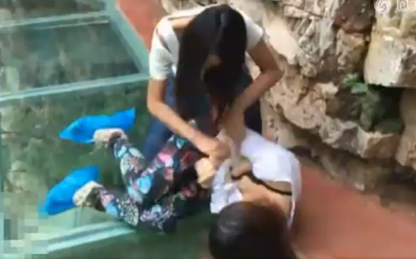 两女孩争男友互殴 一人上衣被撕开