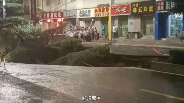 河南道路突然塌陷 路人掉进深坑瞬间(高清组图)