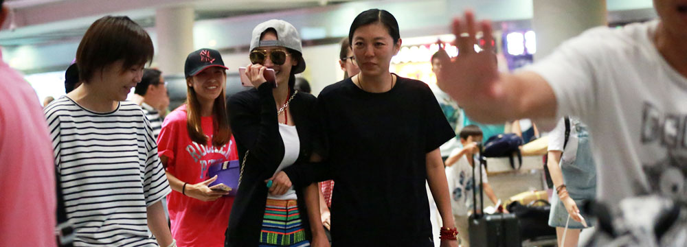 杨幂与友人一路热聊心情靓  反戴棒球帽变假小子
