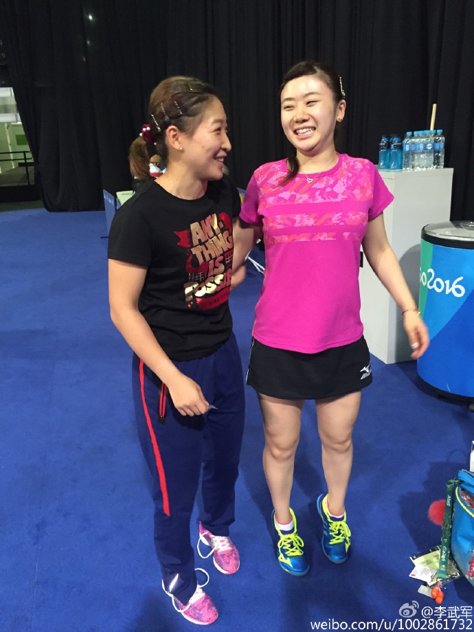 乒乓球训练欢乐多，尤其是遇上福原爱的时候，近日，爱酱在训练的时候遇到了好友刘诗雯，就互相比起身高来了。