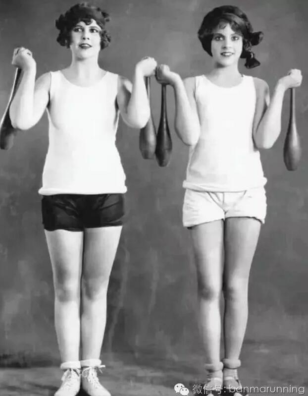 让男人们羡慕的运动时代:百年前女性跑步服装