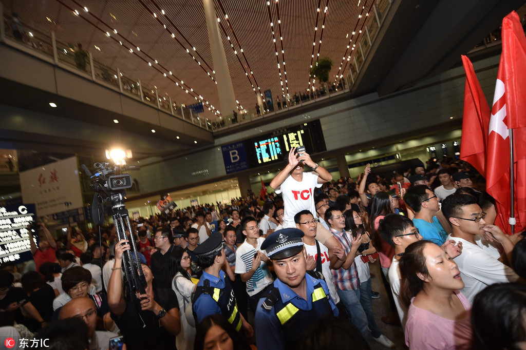 球迷热情高涨 球场氛围火爆 帕多瓦VS切塞纳点燃冬日战火