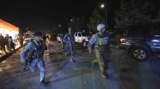 快讯：阿富汗首都美国大学遭枪手袭击 传出爆炸声
