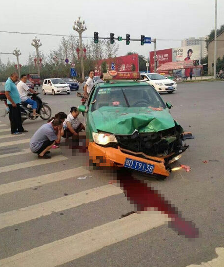 荆州发生惨烈车祸 驾驶员当场身亡留下数米血