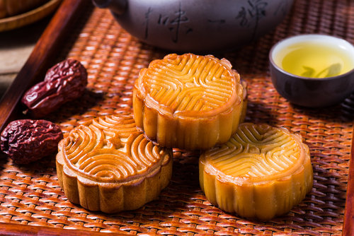 宫颐府回应月饼双日期:隔年包装为减少浪费_凤