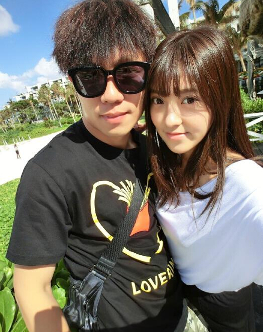 张稀哲和女友。