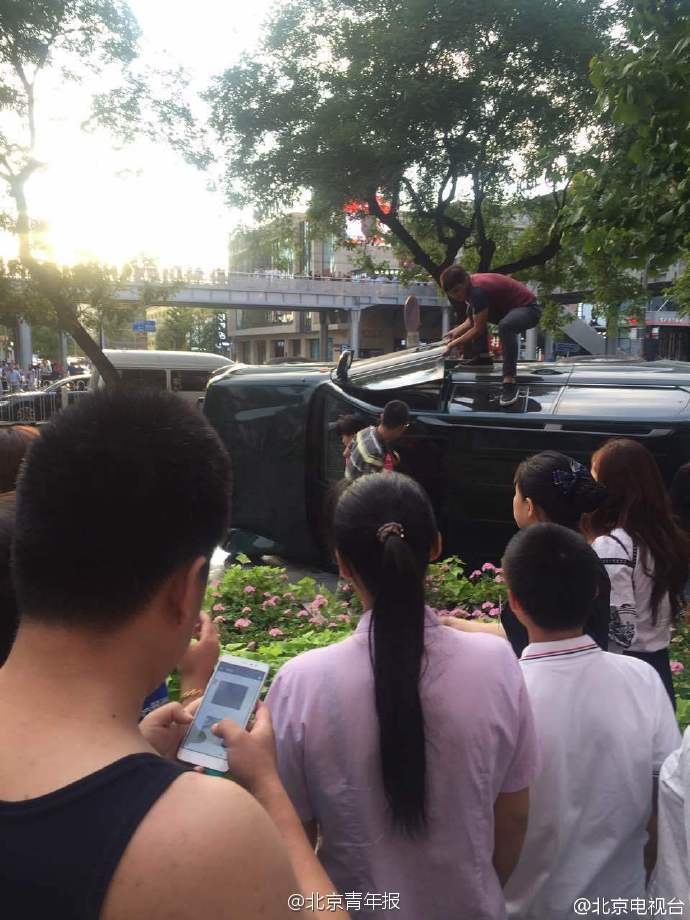 警方通报北京西单车祸情况：起步失控撞伤4人(图)