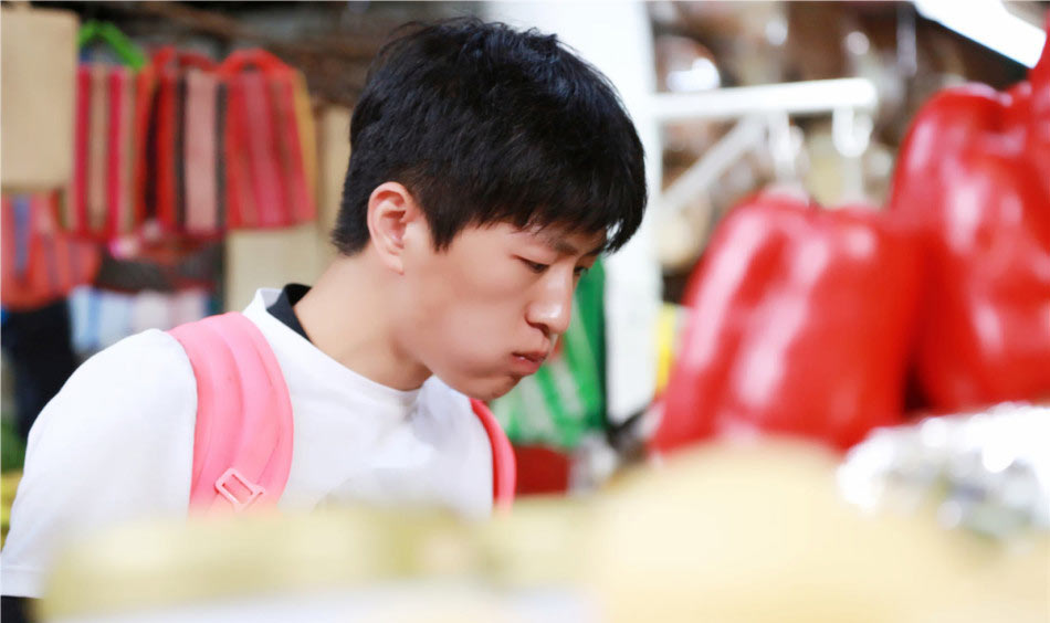 组团吃蝎子!郭晶晶紧捂胸口 刘翔呛出眼泪(组图)